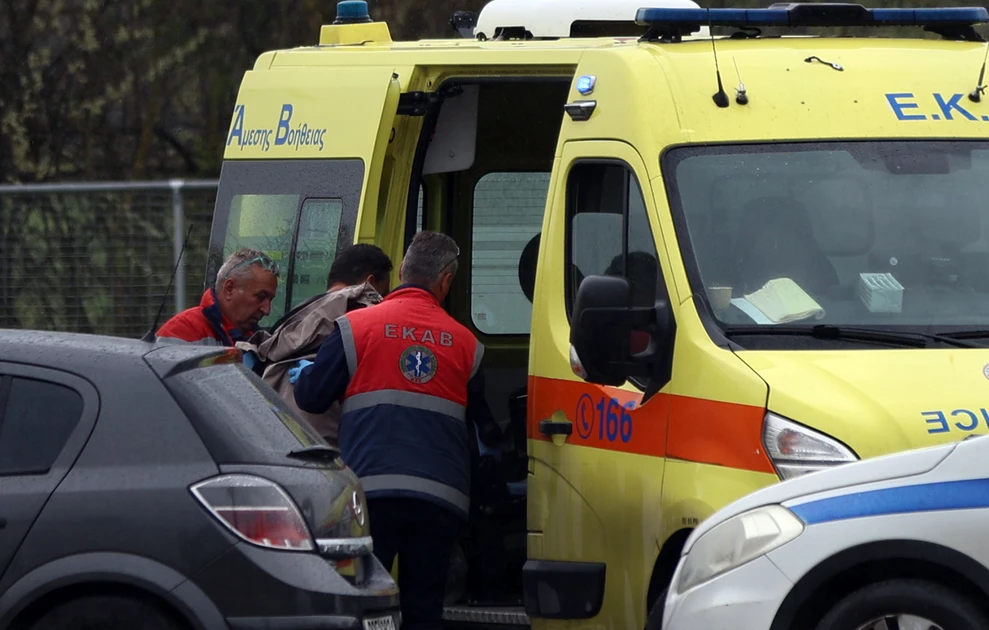 Σε αναπηρικό καροτσάκι βγήκε από το δικαστήριο ο Πάνος Ρούτσι, αποχώρησε με ασθενοφόρο – «Ασκήθηκε βία εναντίον γονιών» καταγγέλλει η Κωνσταντοπούλου