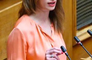 Μόλις μαθεύτnκε για πασίγνωστη Ελληνίδα βουλευτή: «Έχασα την ακοή μου, βασίζομαι στη χειλεανάγνωση»