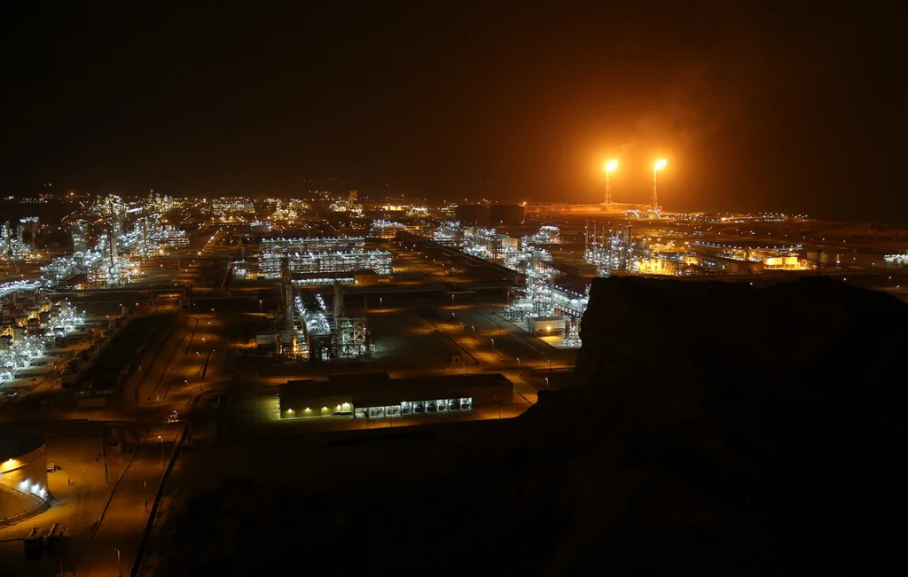 Πυρκαγιά σε δεξαμενή της Bapco του Μπαχρέιν έπειτα από ιρανική επίθεση, ανεστάλη η λειτουργία στο εργοστάσιο της Borouge στα ΗΑΕ