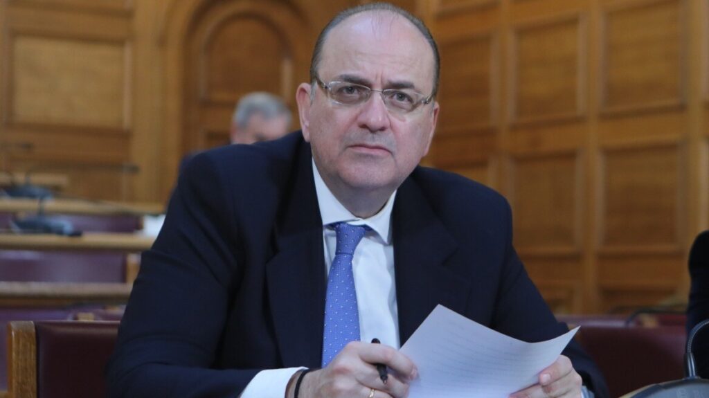 Αυτό είναι το πτυχίο του Μακάριου Λαζαρίδη! Το έδειξε ζωντανά στον «αέρα»