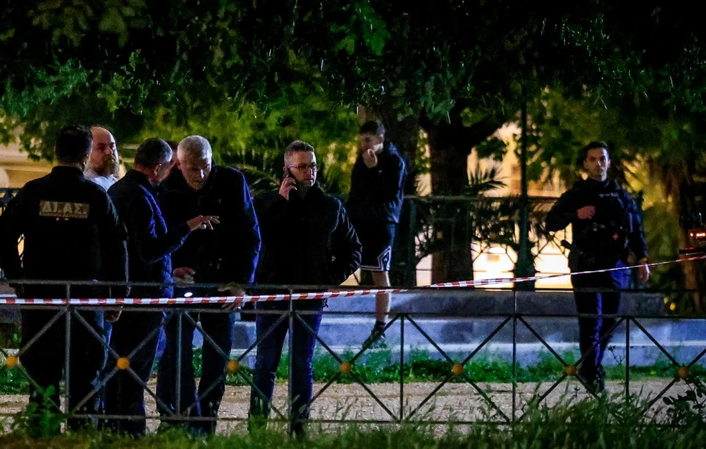 Νεκρός 25χρονος στον Άγιο Δημήτριο: Σπαρακτικές στιγμές, κατέρρευσε η μητέρα του