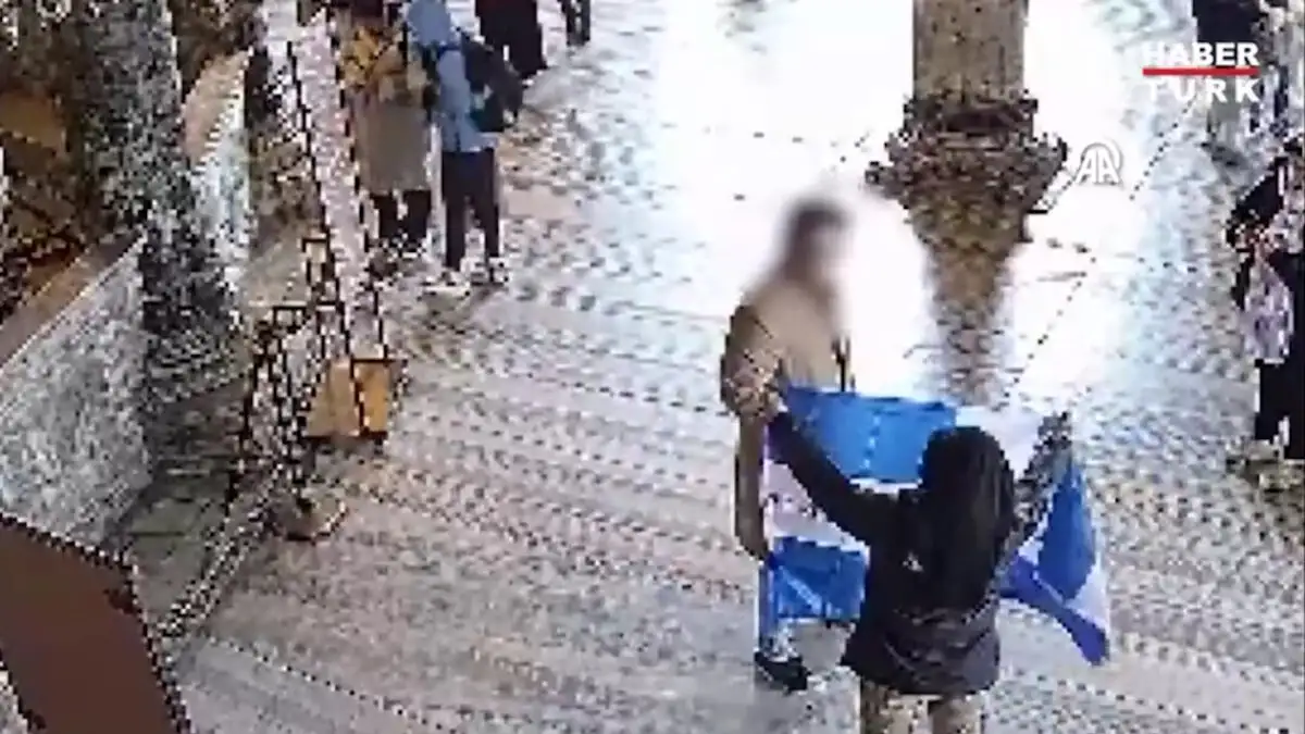 Τουρκία: Δύο τουρίστες συνελήφθησαν επειδή ξετύλιξαν ελληνική σημαία μέσα στην Αγία Σοφία