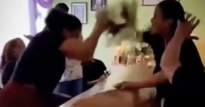 Άγριος καβγάς σε κηδεία – Οι ερωμένες του νεκρού τσακώθηκαν πάνω από το φέρετρο