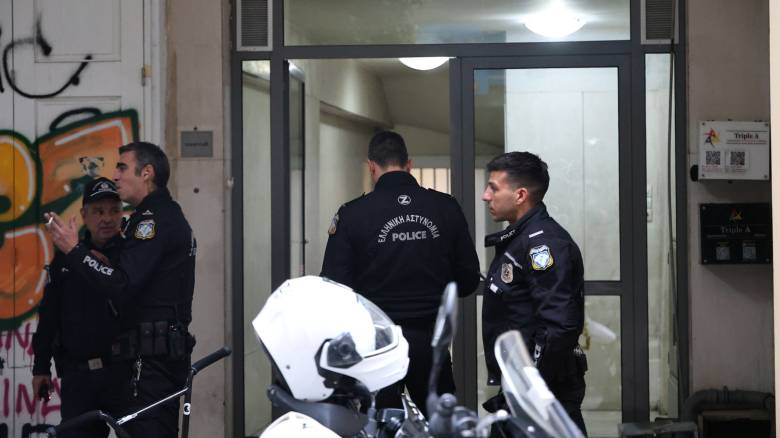 Σοκ στο κέντρο της Αθήνας: Νεκρή γυναίκα που έπεσε από μπαλκόνι Airbnb – Ανατριχιάζει αυτό άκουσαν οι γείτονες – Προσήχθη ένας ύποπτος