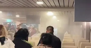 «Άνοιξαν οι ουρανοί» μέσα στο πλοίο «Νήσος Σάμος» αφού τσιγάρο που άναψε επιβάτης ενεργοποίησε το σύστημα πυρόσβεσης