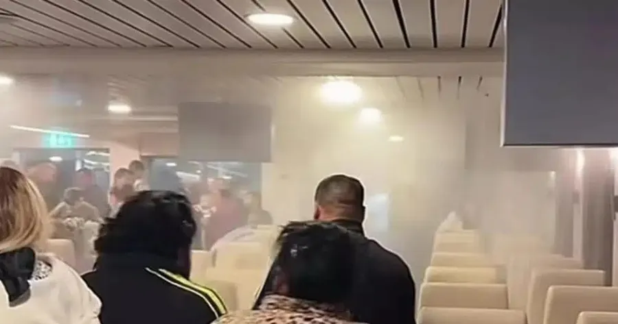 «Άνοιξαν οι ουρανοί» μέσα στο πλοίο «Νήσος Σάμος» αφού τσιγάρο που άναψε επιβάτης ενεργοποίησε το σύστημα πυρόσβεσης