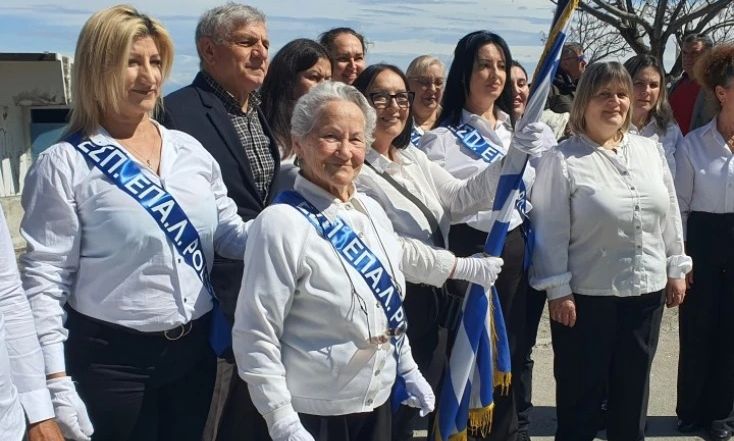 Ρόδος: 82χρονη μαθήτρια λυκείου με 6 εγγόνια έκανε παρέλαση και στοχεύει να πάει και πανεπιστήμιο