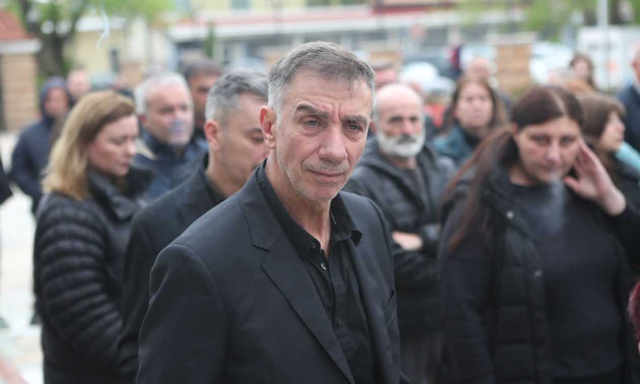 Μπορμπόκης: Ράγισαν καρδιές στην κηδεία - Τραγικές φιγούρες ο αδελφός και η σύζυγός του