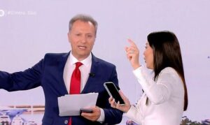 Χαμός στο στούντιο με Λατινοπούλου και Ζωή Κωνσταντοπούλου – Σε αμηχανία οι δημοσιογράφοι – “Με σπρώχνετε;…”(Βίντεο)