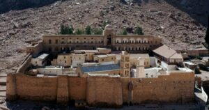 Το μοναστήρι της Αγίας Αικατερίνης που βρίσκεται στην κορυφή του Όρους Σινά