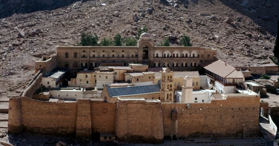 Το μοναστήρι της Αγίας Αικατερίνης που βρίσκεται στην κορυφή του Όρους Σινά