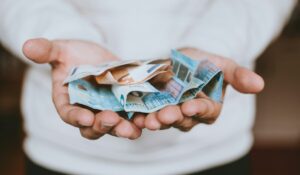 «Βροχή» χρημάτων:: Έκτακτο επίδομα 150€ – Ποιοι το παίρνουν και τι αλλάζει