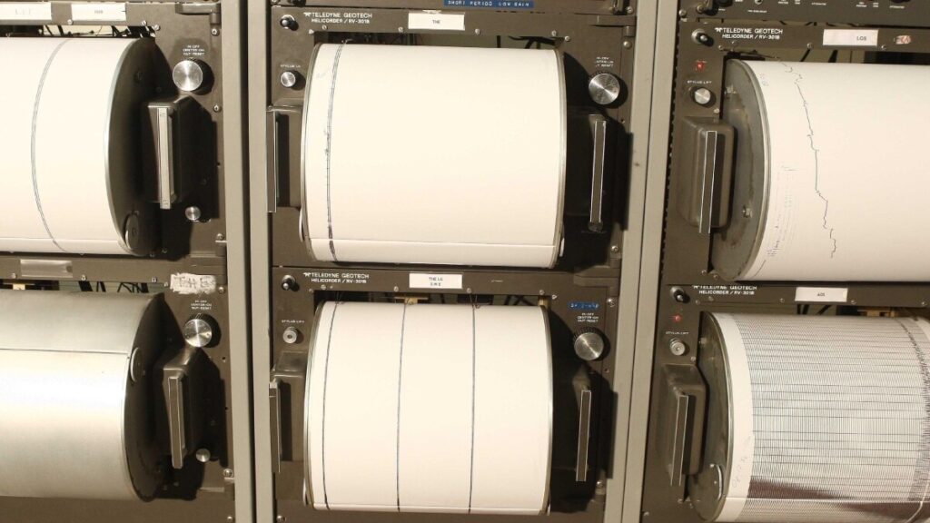 ΕΚΤΑΚΤΟ: ΙΣΧΥΡΟΣ ΣΕΙΣΜΟΣ ΤΩΡΑ ΣΤΗ ΧΩΡΑ ΜΑΣ – ΣΤΟΥΣ ΔΡΟΜΟΥΣ ΜΕΣΑ ΣΤΗ ΝΥΧΤΑ ΟΙ ΚΑΤΟΙΚΟΙ