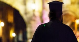 Ελλάδα: Μαθεύτηκε τώρα! Ιερέας συνελήφθη λίγο πριν το «Χριστός Ανέστη», γιατί η παπαδιά…