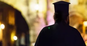 Ελλάδα: Μαθεύτηκε τώρα! Ιερέας συνελήφθη λίγο πριν το «Χριστός Ανέστη», γιατί η παπαδιά…