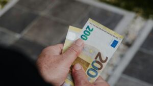 Έκτακτο επίδομα 150 ευρώ χωρίς αίτηση: Ποιοι το παίρνουν και πότε