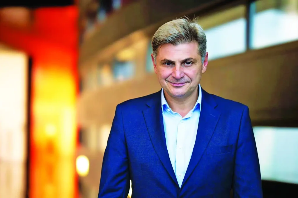 Στο ΠΑΣΟΚ ο Νικόλας Φαραντούρης – Έρχονται κι άλλες «μεταγραφές»