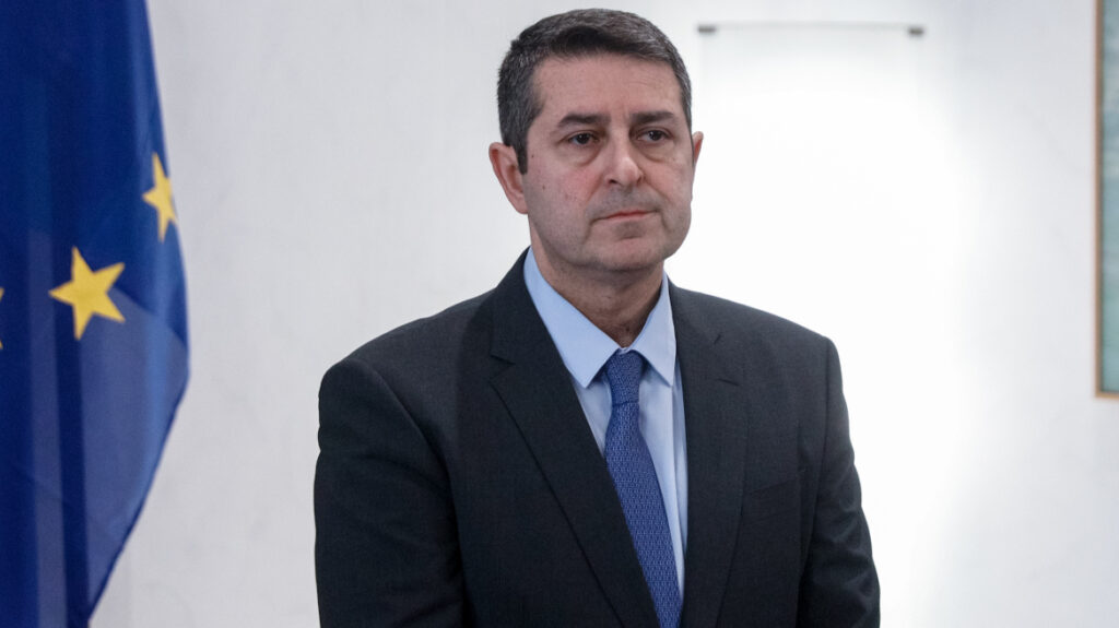 ΕΚΤΑΚΤΟ: Διασωληνωμένος στη ΜΕΘ με ανεύρυσμα στον εγκέφαλο πασίγνωστος Έλληνας Βουλευτής