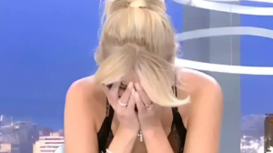 Με άλλη μύτη, άλλα χείλη και μαλλί «καρπολάχανο»: H Φαίη Σκορδά στη πρώτη της τηλεοπτική εμφάνιση ήταν μια άλλη