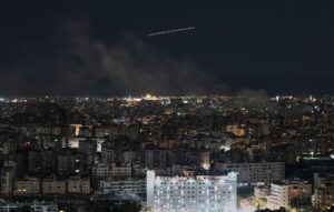 Η πιο κρίσιμη νύχτα του πολέμου: «Απόψε θα συμβεί» λέει ο Τραμπ – Το Ιράν μοιράζει χάπια ιωδίου υπό το φόβο πυρηνικής επίθεσης