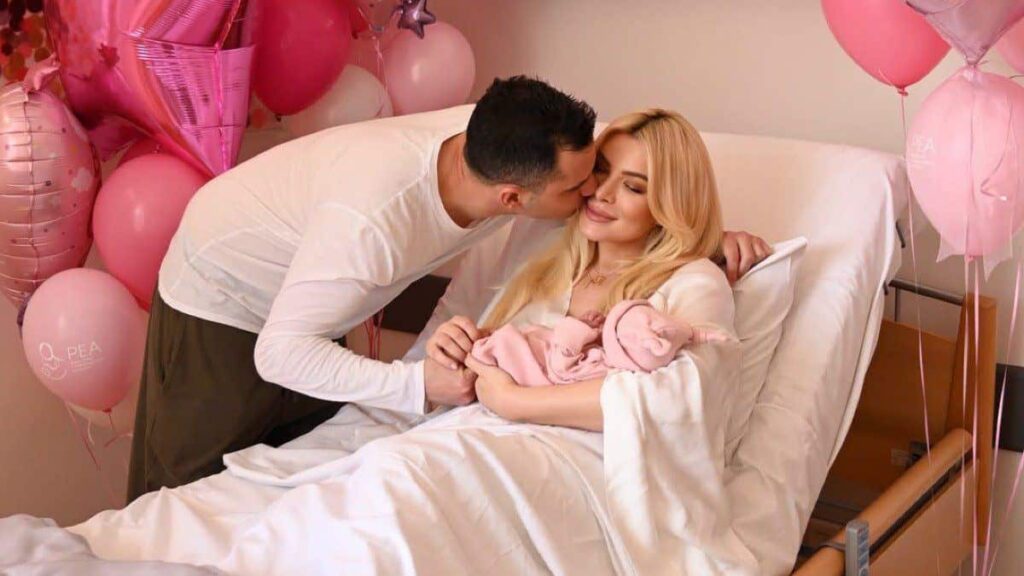 Κατερίνα Καινούργιου: Οι πρώτες φωτογραφίες με το μωρό και τον Παναγιώτη Κουτσουμπή – «Χάνομαι σε δάκρυα χαράς»