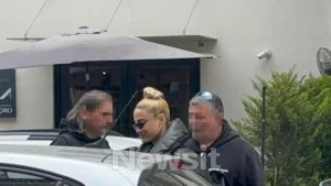 Ελεύθερη η Ιωάννα Τούνη – Η στιγμή που βγαίνει από το αστυνομικό τμήμα