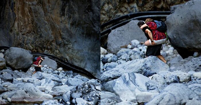 Πόσο συγκινητικό: Πατέρας διασχίζει όλο το φαράγγι της Σαμαριάς έχοντας αγκαλιά την κόρη του με ειδικές ανάγκες