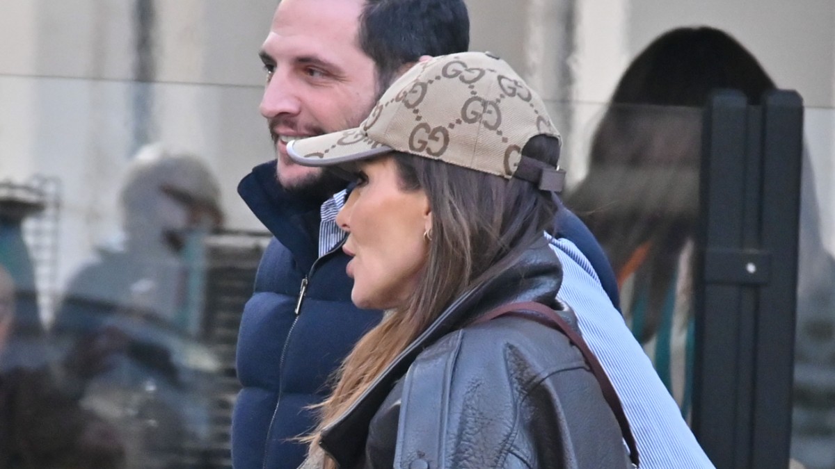 Χωρίς τον Μπισμπίκη: Μαθεύτnκε ποιος είναι ο άνδρας μαζί με την Δέσποινα Βανδή στο κέντρο Αθήνας