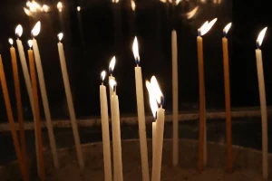 AYTOΣ ΕΙΝΑΙ Ο ΠΑΠΑΣ ΣΤΗΝ ΕΥΒΟΙΑ ΠΟΥ ΔΙΕΚΟΨΕ ΤΟ ΧΡΙΣΤΟΣ ΑΝΕΣΤΗ: “ΧΑΣΟΥ ΑΠΟ ΜΠΡΟΣΤΑ ΜΟΥ”