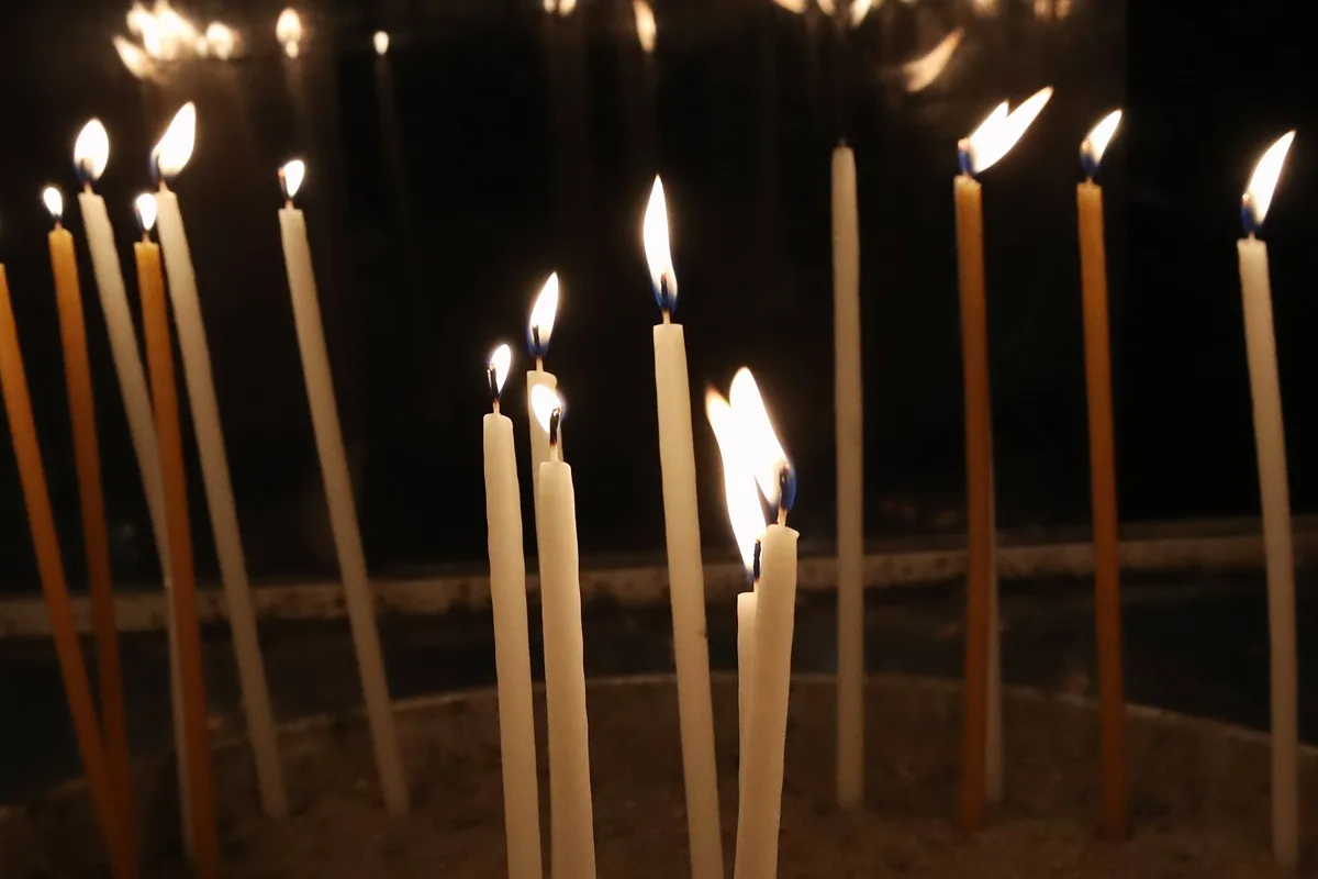 AYTOΣ ΕΙΝΑΙ Ο ΠΑΠΑΣ ΣΤΗΝ ΕΥΒΟΙΑ ΠΟΥ ΔΙΕΚΟΨΕ ΤΟ ΧΡΙΣΤΟΣ ΑΝΕΣΤΗ: “ΧΑΣΟΥ ΑΠΟ ΜΠΡΟΣΤΑ ΜΟΥ”