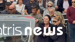 Κεφαλονιά: Σπάραξαν καρδιές στην κηδεία της 19χρονης – Τραγική φιγούρα η μητέρα της