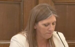 Κι όμως η σκληρή Κωνσταντοπούλου δάκρυσε – Τι την έκανε να λυγίσει