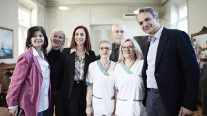 Στο Γηροκομείο Αθηνών ο Κυριάκος Μητσοτάκης και η κόρη του Σοφία – Αντάλλαξαν δώρα για το Πάσχα με τους ηλικιωμένους