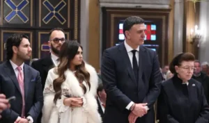 Μπέρδεψε τα μπουζούκια με την εκκλησία; Χαμός με την εμφάνιση της Κίμπερλι Γκίλφοϊλ στη Μητρόπολη Αθηνών