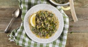 Μαγειρίτσα: Τα 2 μυστικά της γιαγιάς που εξαφανίζουν τη «βαριά» μυρωδιά