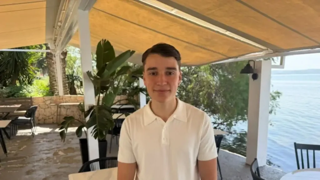 Θεσσαλονίκη: 18χρονος σερβιτόρος έσωσε με λαβή χάιμλιχ γυναίκα που πνιγόταν σε εστιατόριο – «Έβαλα τα χέρια μου και πίεσα το στέρνο»