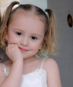 Με μπομπονιέρες και λουλούδια το τελευταίο αντίο στην 3χρονη που σκοτώθηκε σε τροχαίο στην Καβάλα: «Καλό παράδεισο πριγκίπισσά μου