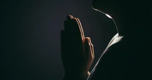 Μεγάλο Σάββατο: Το βράδυ, πριν πας στην Ανάσταση, γονάτισε και πες αυτή την προσευχή, απόψε γίνονται θαύματα!