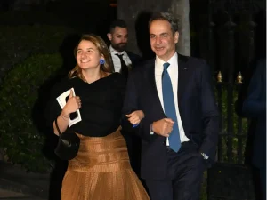 Σούσουpο με την εμφάνιση Δάφνης Μητσοτάκη στο Προεδρικό Μέγαρο για το δείπνο με Μακρόν – Όλοι σχολιάζουν το ίδιο