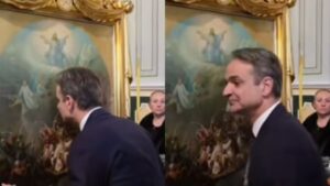 Ο πρωθυπουργός Κυριάκος Μητσοτάκης φιλάει έναν πίνακα ζωγραφικής του Θεόδωρου Βρυζάκη. Σωστό ή γκάφα;