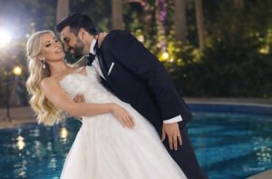 Κατά τη διάρκεια του γάμου, ο γαμπρός έσπρωξε επίτηδες τη νύφη μέσα στο σιντριβάνι, επαναλαμβάνοντας ότι ήταν απλώς ένα αστείο· οι καλεσμένοι γελούσαν και τραβούσαν βίντεο με τα κινητά τους, ενώ η νύφη έκλαιγε, αλλά εκείνη τη στιγμή συνέβη κάτι που άφησε όλους σοκαρισμένους