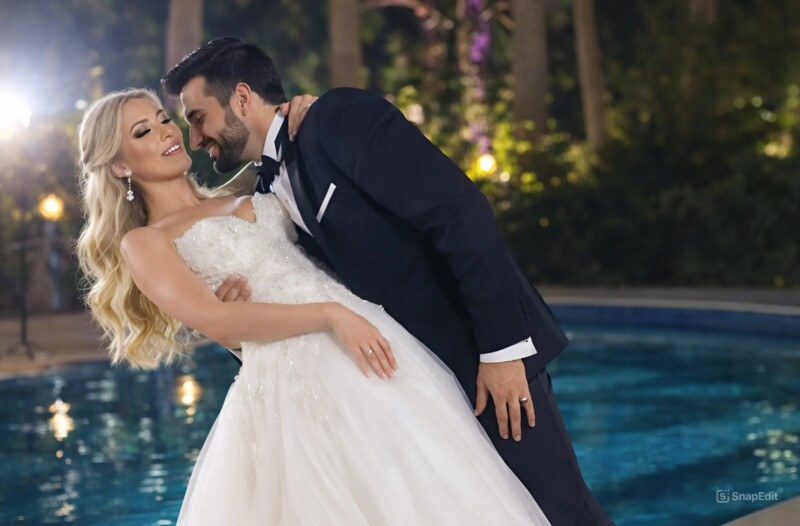 Κατά τη διάρκεια του γάμου, ο γαμπρός έσπρωξε επίτηδες τη νύφη μέσα στο σιντριβάνι, επαναλαμβάνοντας ότι ήταν απλώς ένα αστείο· οι καλεσμένοι γελούσαν και τραβούσαν βίντεο με τα κινητά τους, ενώ η νύφη έκλαιγε, αλλά εκείνη τη στιγμή συνέβη κάτι που άφησε όλους σοκαρισμένους