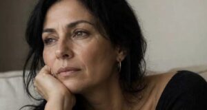 O σύζυγος μου με λέει άχρnστn και με αποδοκιμάζει σε κάθε τι που κάνω. Τι πρέπει να κάνω;