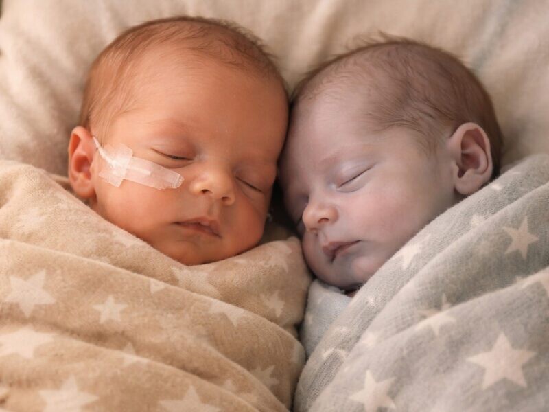 Όταν η νοσοκόμα τοποθέτησε το άψυχο μωρό δίπλα στην υγιή δίδυμη αδελφή του, πίστευε πως απλώς της έδινε την ευκαιρία να το αποχαιρετήσει. Όμως αυτό που συνέβη στη συνέχεια την άφησε συντετριμμένη, δακρυσμένη και απαρηγόρητη…