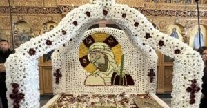 Πιστές στόλισαν Επιτάφιο επί 16 ώρες με χιλιάδες λουλούδια