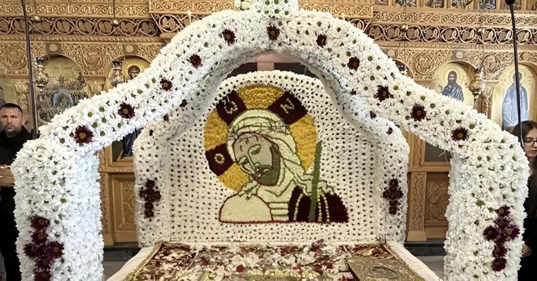 Πιστές στόλισαν Επιτάφιο επί 16 ώρες με χιλιάδες λουλούδια