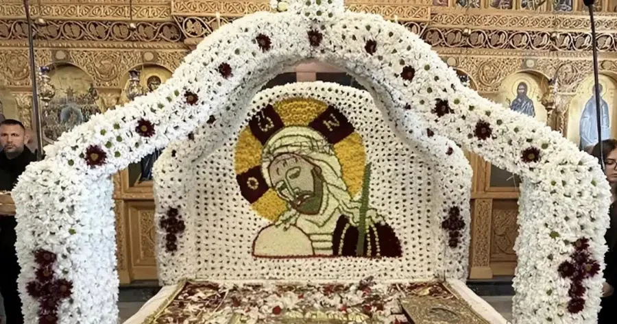 Πιστές στόλισαν Επιτάφιο επί 16 ώρες με χιλιάδες λουλούδια