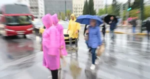 Πρωτομαγιά: «Χειμώνας» με βροχές και θυελλώδεις βοριάδες – Σε ποιες 6 περιοχές θα χτυπήσει η κακοκαιρία