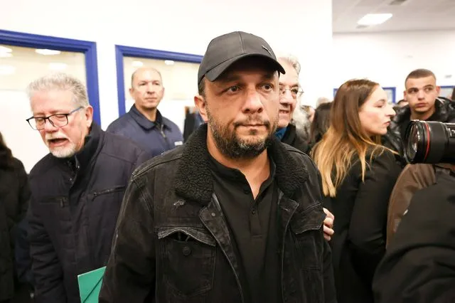 Δίκη Τεμπών: Ο Πάνος Ρούτσι αποχωρεί σε αναπηρικό καροτσάκι – Μεταφέρεται στο νοσοκομείο