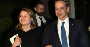 Σάλος με τις φωτογραφίες της κόρης του Μητσοτάκη: Έτσι εμφανίστηκε στο δείπνο με τον Εμανουέλ Μακρόν